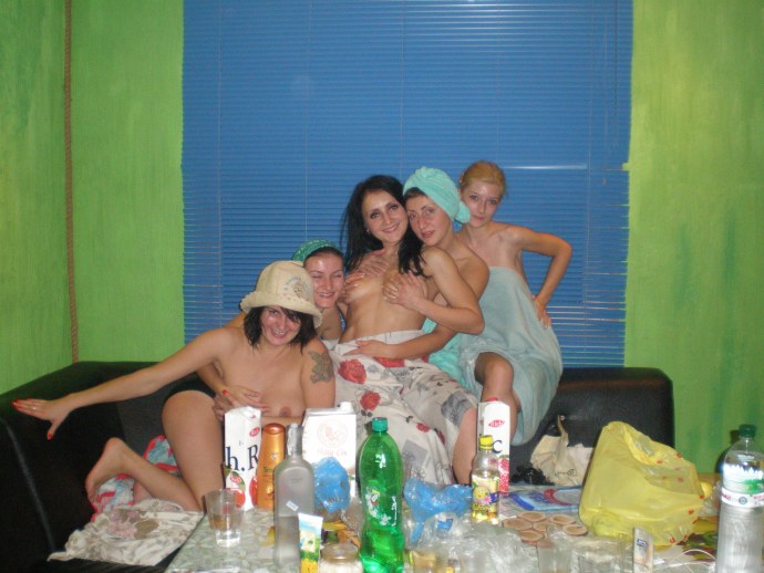 Голые пьяные девки в сауне