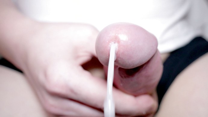 Черный член кончает в рот