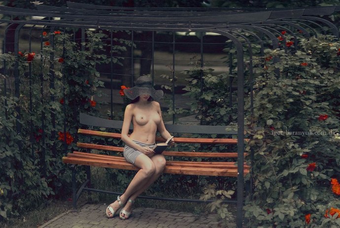 Голую женщину застали в расплох