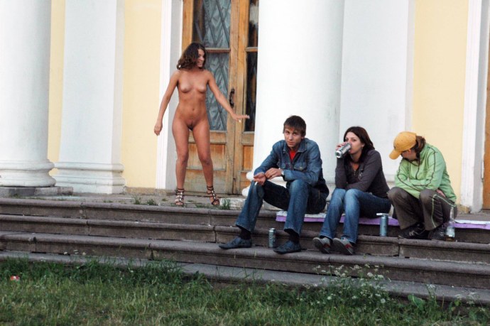 Обнажение в публичных местах