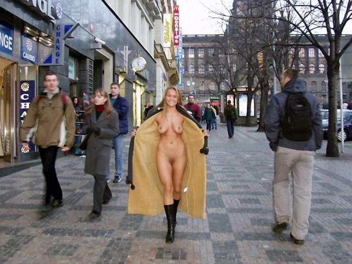 Девушка голышом среди одетых