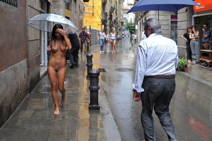 Голый мужчина на улице без трусов
