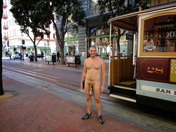 Девушка без трусиков гуляет на улице