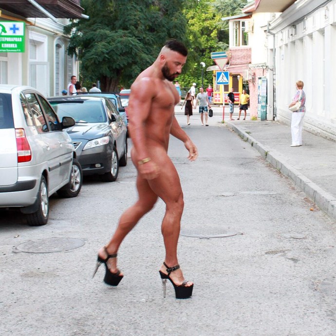 Девушки раздеваются на улице