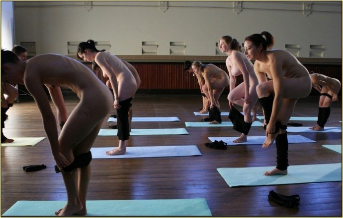 Голые в тренажерном зале