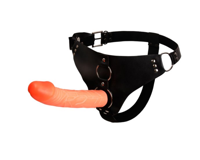 Девушка со страпоном на кровати