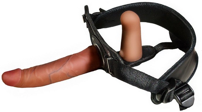 Девушка в трусах со страпоном