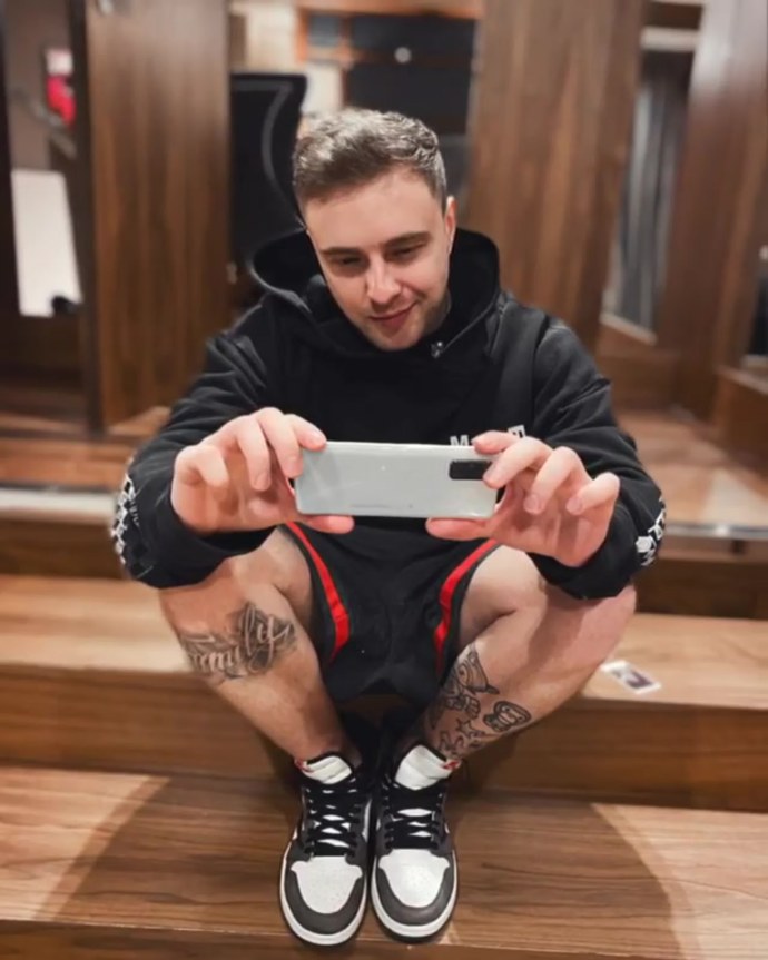 Егор Крит с кудрявыми волосами фото