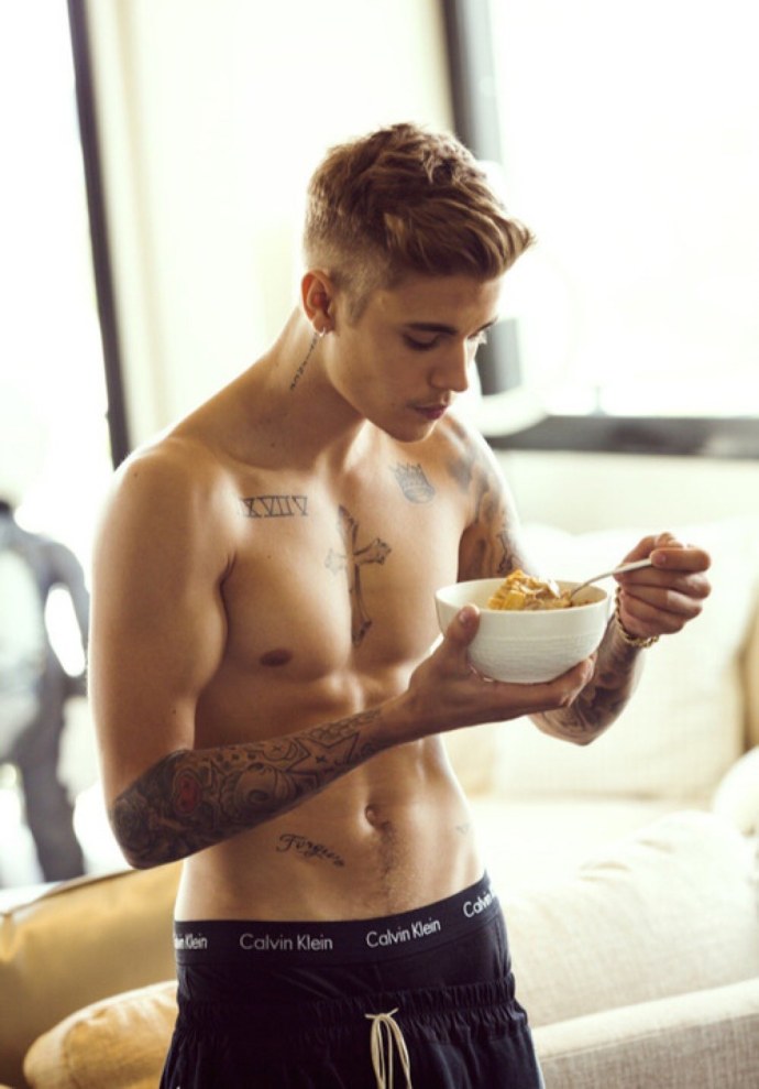 Джастин Бибер в кровати