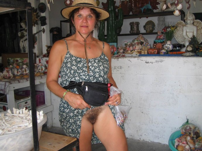 Голые девчонки в магазине