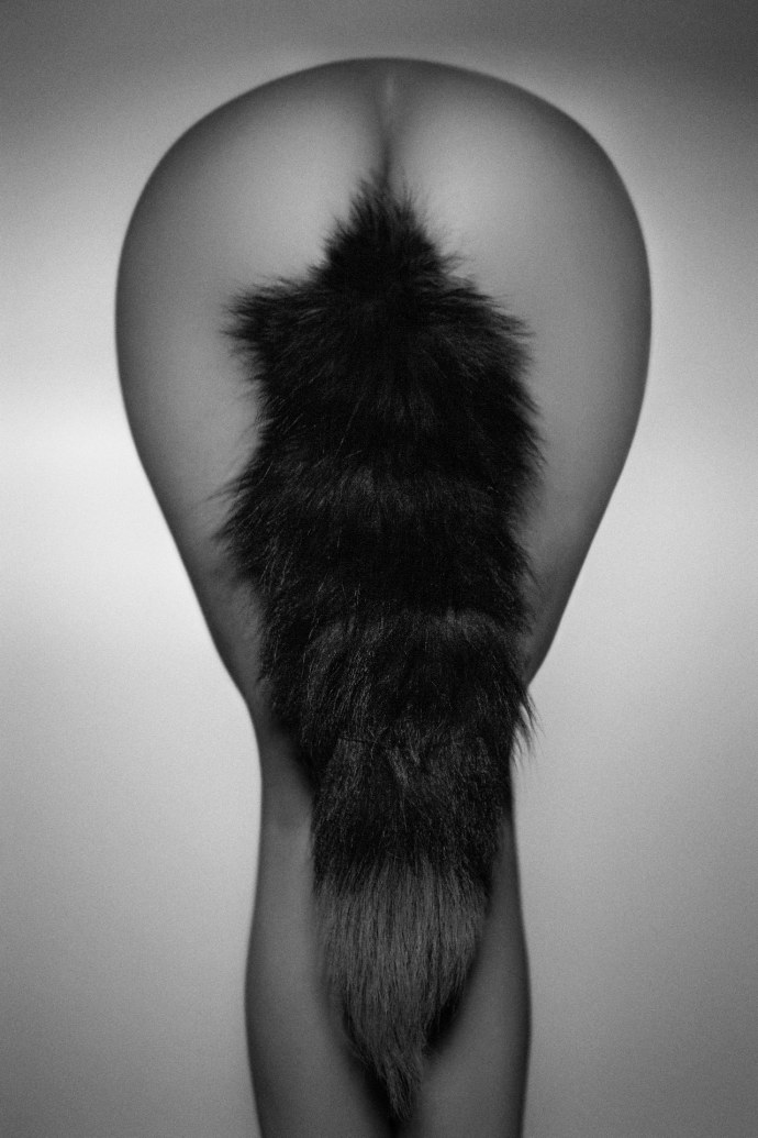 Девушка с анальным хвостиком