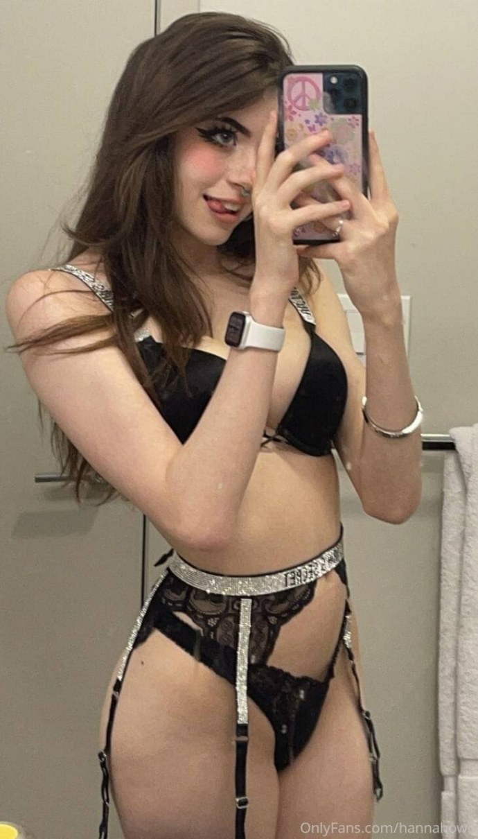 Девушка выгибается