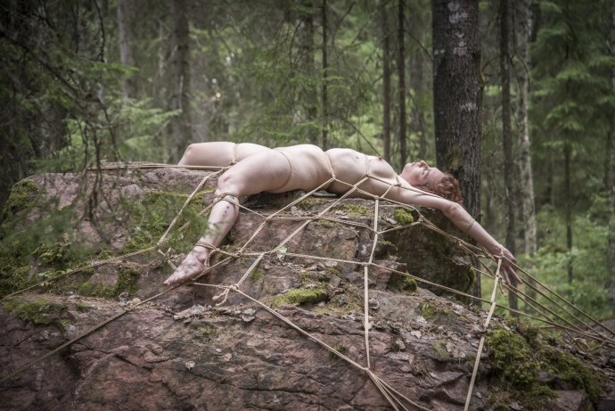 Девочку оттрахали в лесу