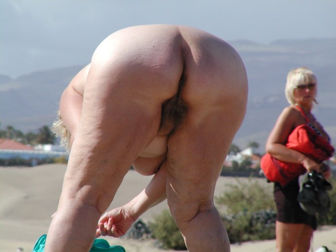 Голые волосатые толстушки на пляже