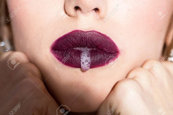 Губы с открытым ртом и с помадой
