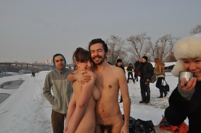 Купание в проруби голышом