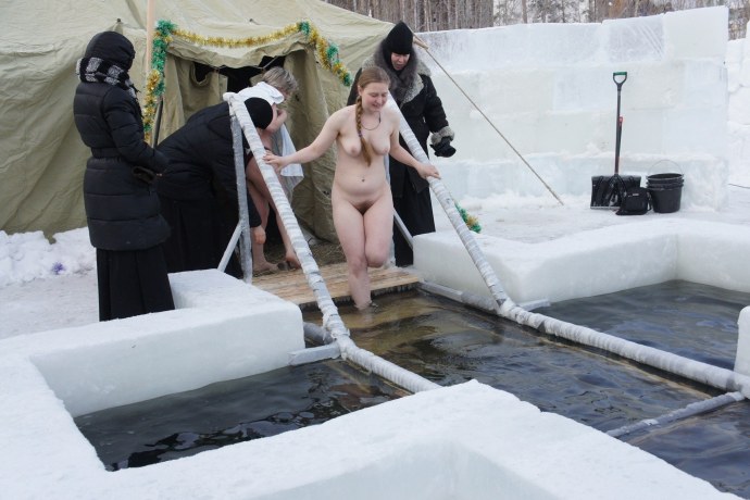 Голые красотки в проруби