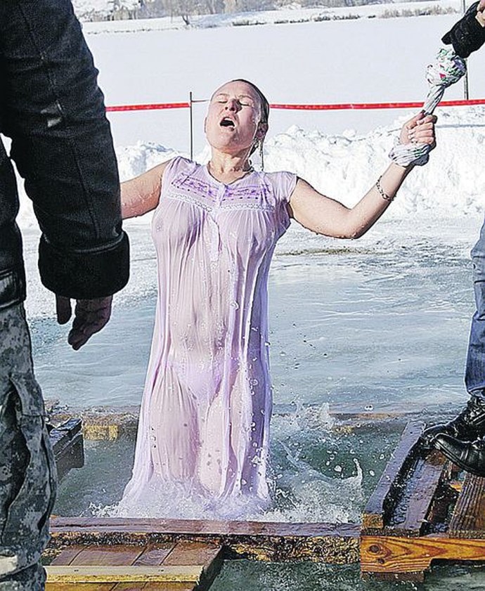 Девушки купаются в проруби ню