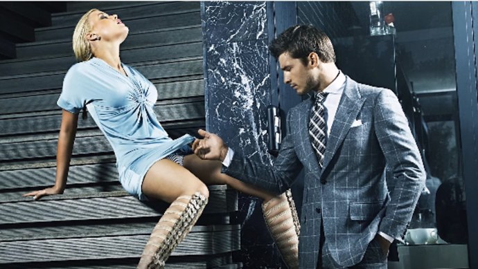 Мужчина заглядывает под платье