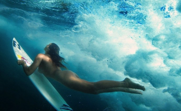 Голые красотки на серфе