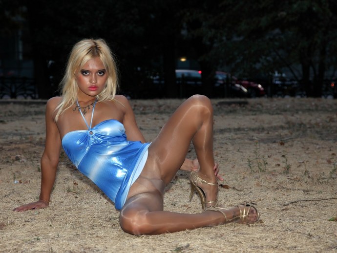 Девушки в блестящих колготках без трусиков