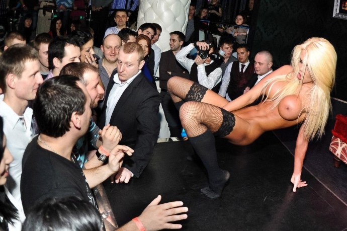 Катя самбука голая в клубе