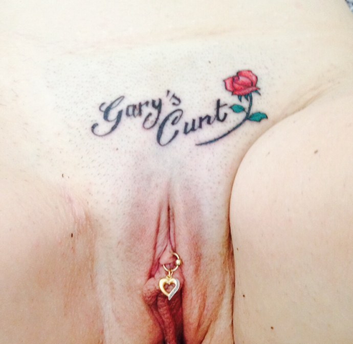 Порнозвезда с тату на лобке