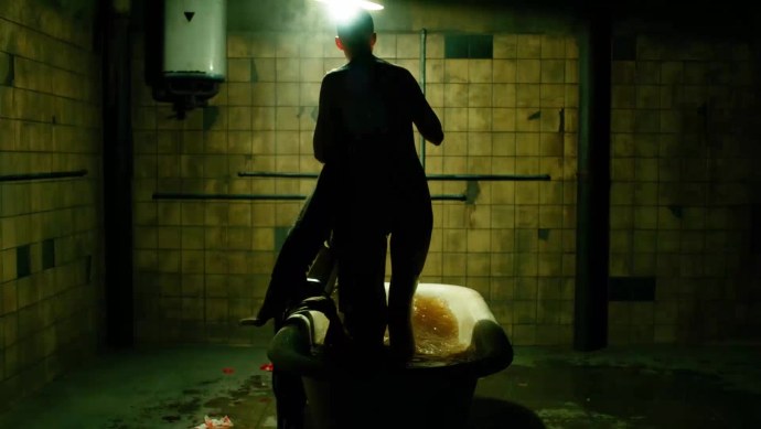 Анальная клизма в попу девушки