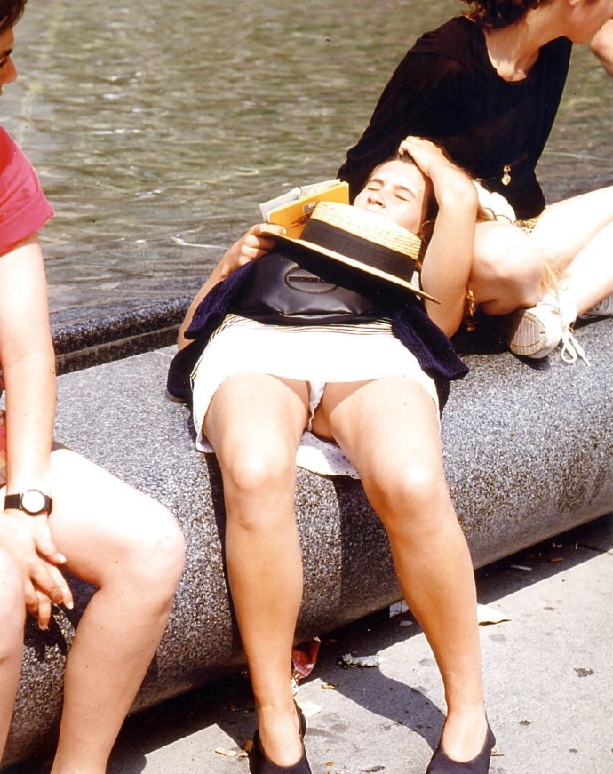 Девушка засветила киску