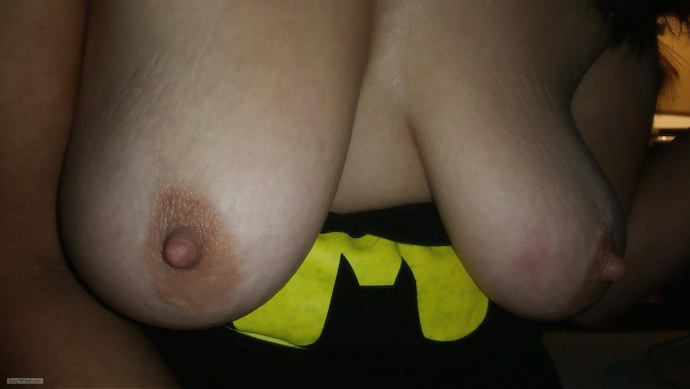 Зрелая с торчащими сосками