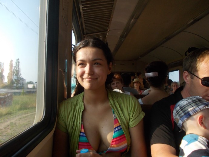 Голая в заброшенном здании