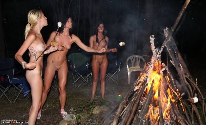 Девушка зажигает голышом