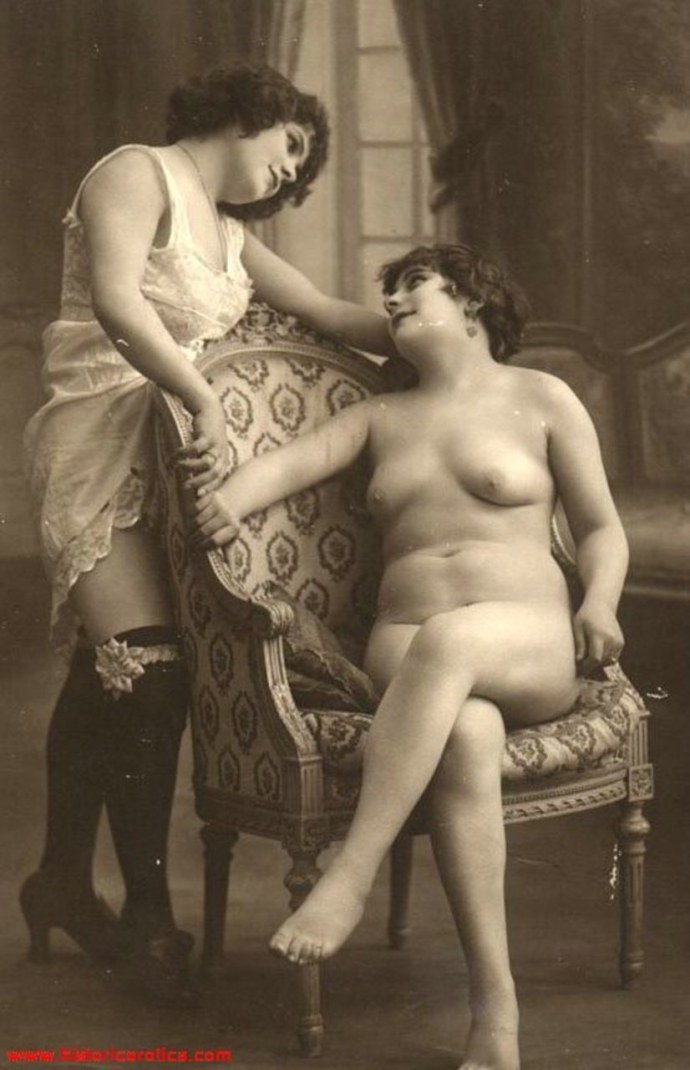 Зрелая загорает на шезлонге