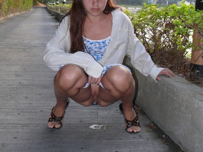 Зрелые бабы в чулках на корточках