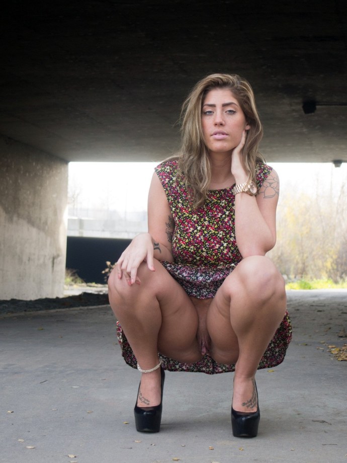 Девушка на корточках без трусов pissing