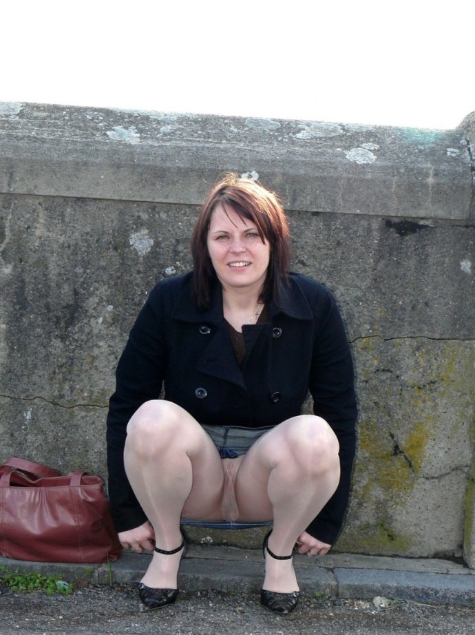 Женщины в трусах на корточках