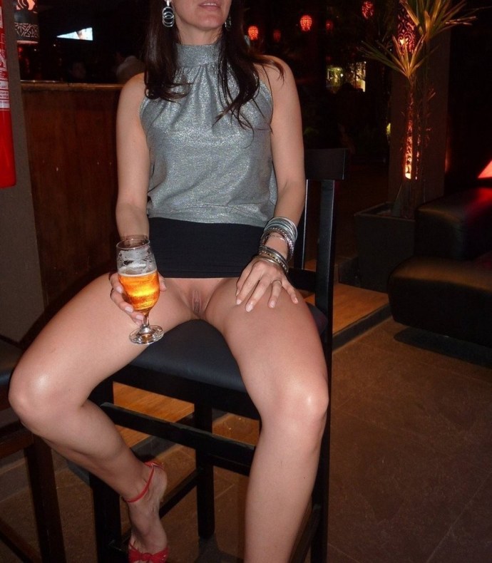 Без трусов на барной стойке