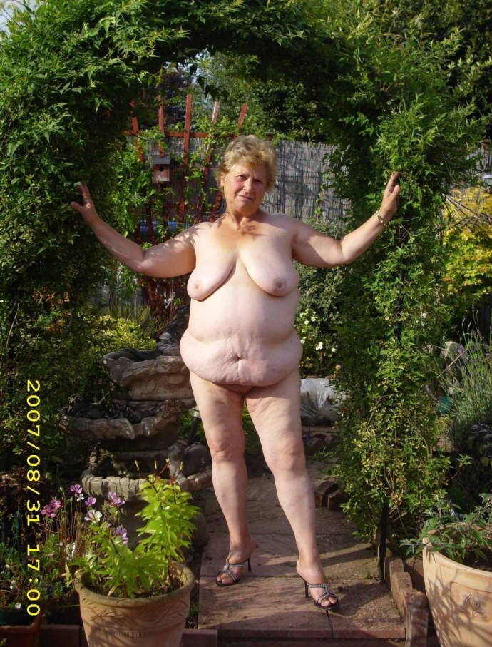 Зрелые нудистки на природе