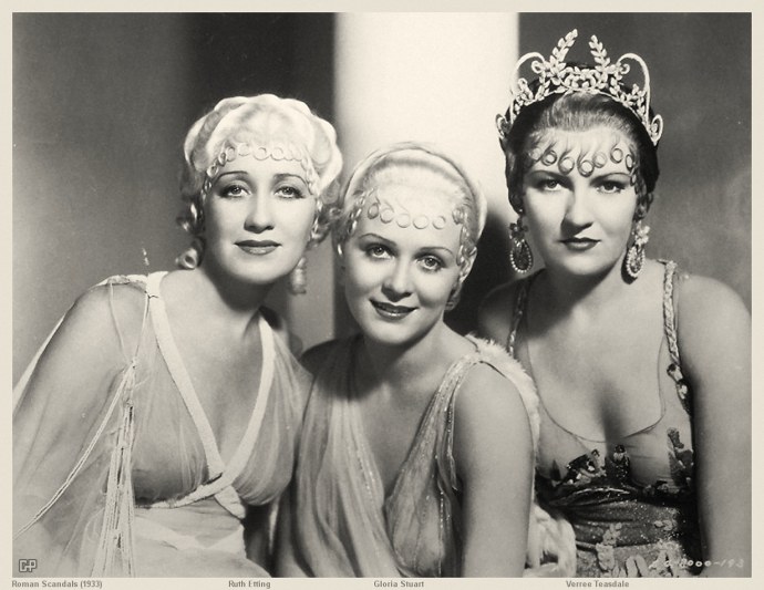 Телки на темном фоне