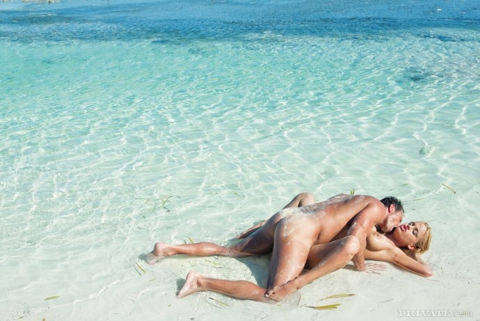 Голые девки ебутся на пляже