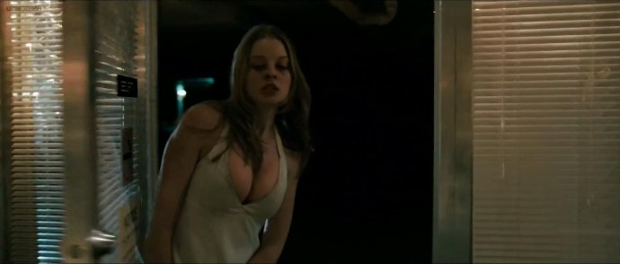 Рэйчел Эмили Николс лосинах видно киску