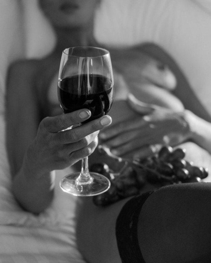 Фотосессия женщина и мужчина вино