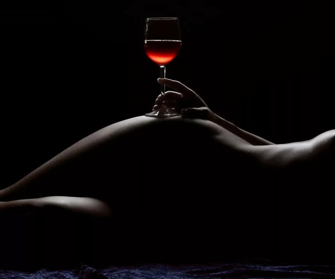 Бокал вина в темноте