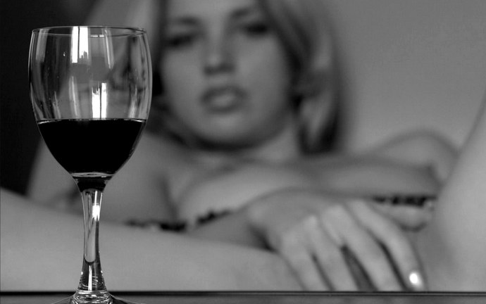 Эротическая фотосессия с бокалом