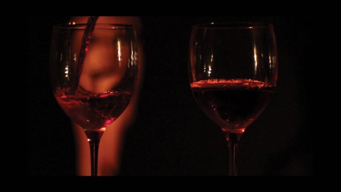 Красотка с бокалом вина