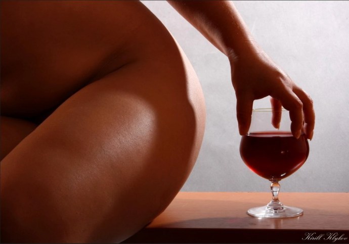 Голая с бокалом