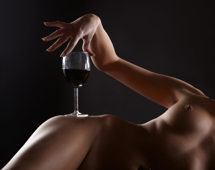 Ню с бокалом вина