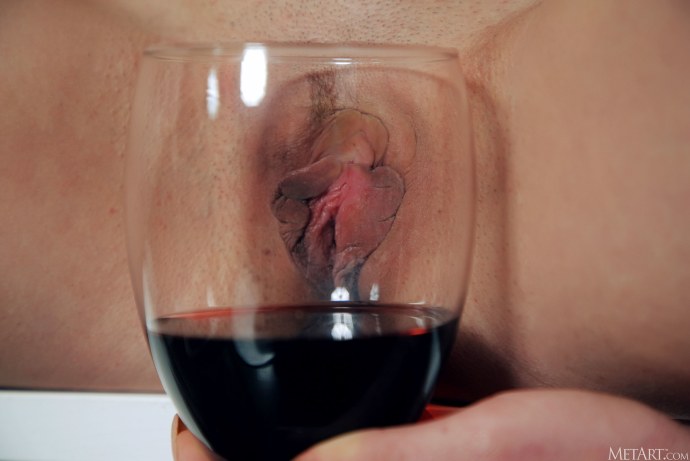 Бокал вина и влагалище