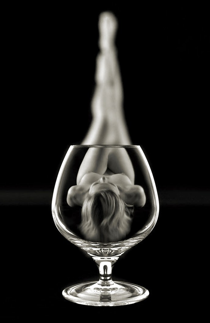 Ню с бокалом вина