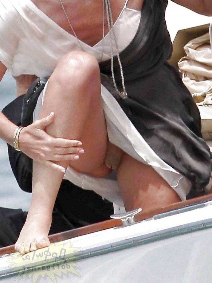 Девушка фотограф без трусов